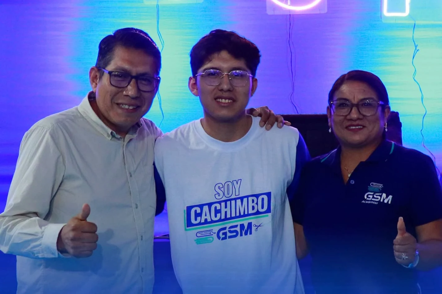 Estudiante de Grupo San Marcos acompañado por integrantes de la comunidad académica